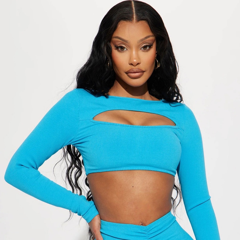 🎉 HP! 🎉 Trinity Snatched Crop Top 🩵